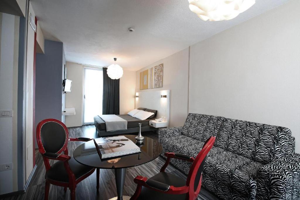 Happy Hotel Atelier Gardone Riviera Centro & Beach المظهر الخارجي الصورة